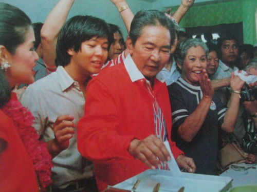 Si Pangulong Marcos at ang kanyang mga anak habang bumoboto sa Ilocos Norte noong snap presidential elections ng 1986.  Mula sa Bayan Ko!