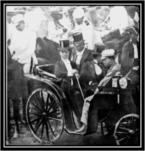 Si Heneral Antonio Luna sa likuran ni Pangulong Heneral Emilio Aguinaldo sa pagpapasinaya ng Kongreso ng Malolos, September 15, 1898.  Mula kay Dr. Vic Torres.