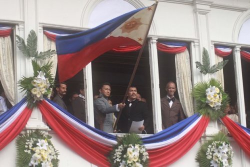 Pagsasadula ng proklamasyon ng Independencia mula sa bidyo ng pambansang awit pelikulang El Presidente.