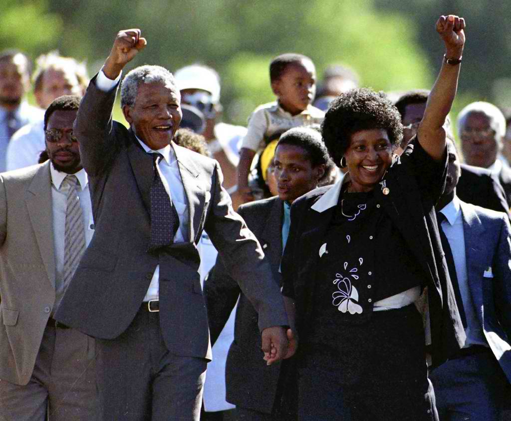 Nang mapalaya si Nelson Mandela mula sa piitang Victor Verster habang hinahawak ang kamay ng kanyang asawa na si Winnie, 11 February 1989.